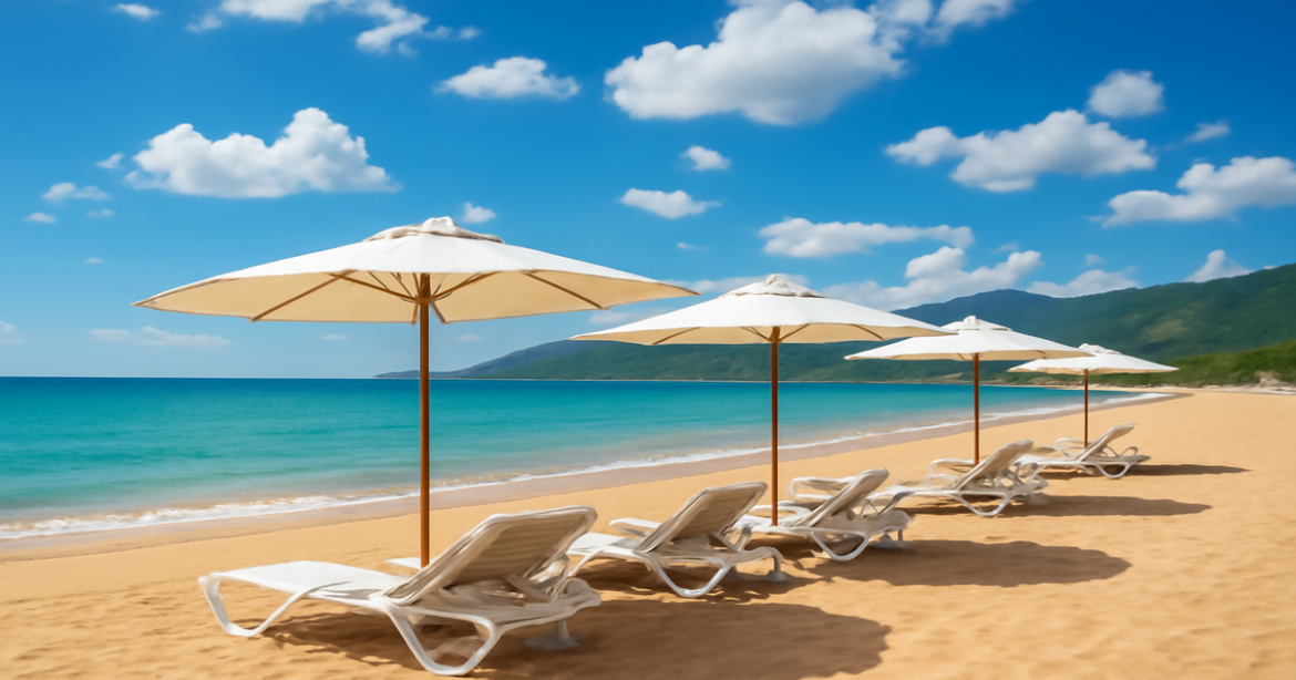 Explore Пляжный отдых в России: рейтинг курортов 2026 with this stunning beach scene.